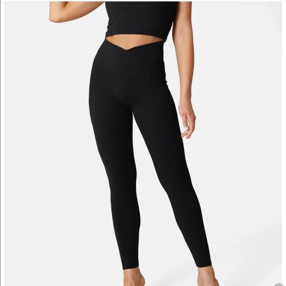 HALARA Pants - Halara Cloudful® Crossover Pocket Plain Leggings Black NWT in packaging